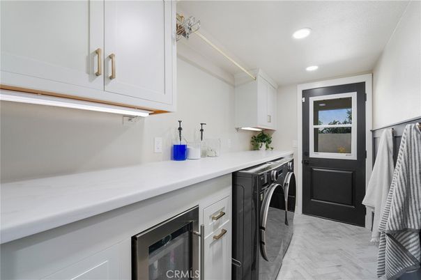 Interior, Recessed Lighting, Washer, Wood Texture Flooring