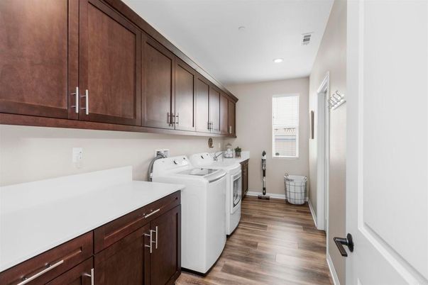 Interior, Recessed Lighting, Washer, Wood Texture Flooring
