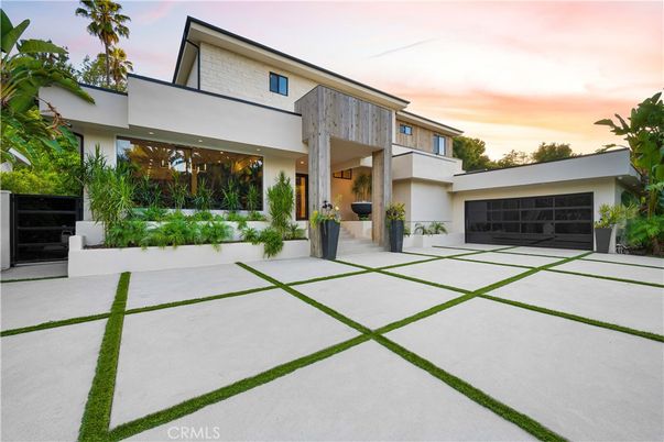 Attached, Exterior, Facade, Modern