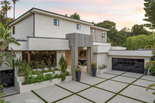 Attached, Exterior, Facade, Modern