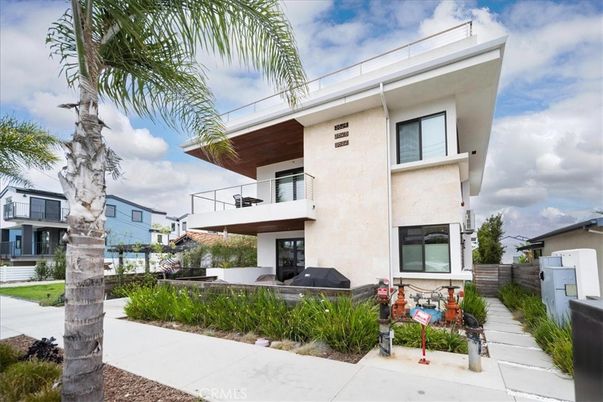 Exterior, Facade, Modern
