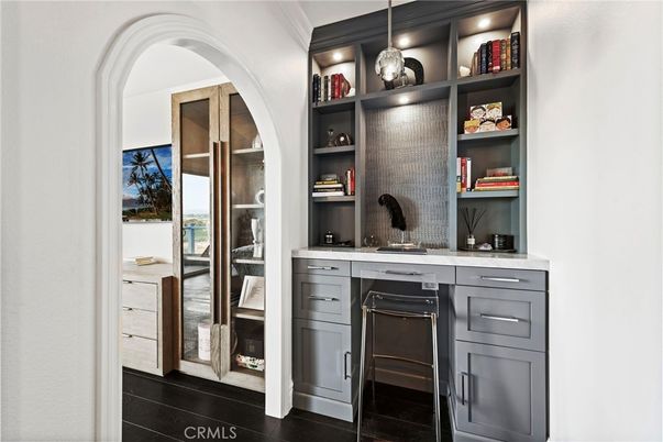 Home Office, Interior