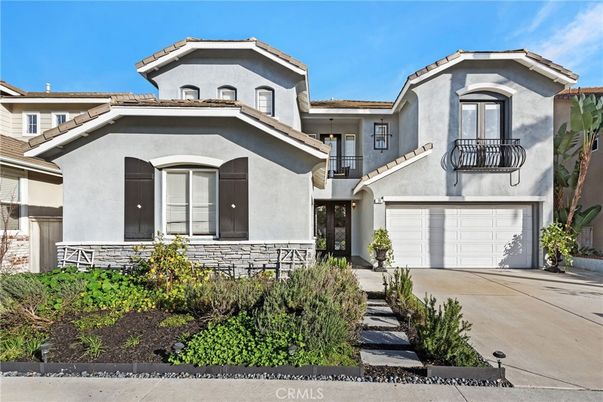 Attached, Exterior, Facade, Mediterranean
