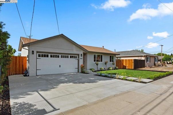 Attached, Exterior, Facade, Ranch