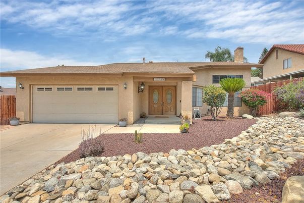 Attached, Exterior, Facade, Ranch