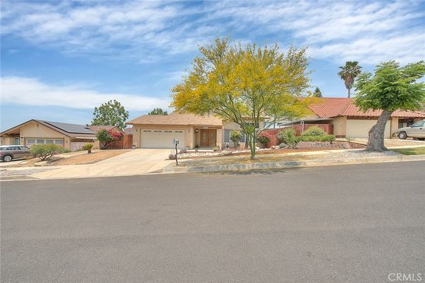 Attached, Exterior, Facade, Ranch