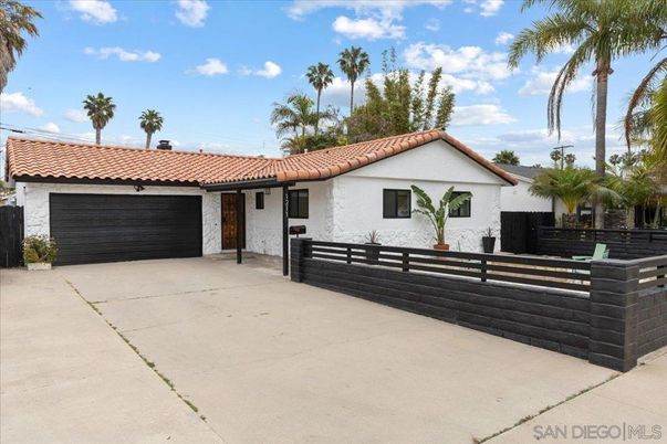 Attached, Exterior, Facade, Spanish Mediterranean