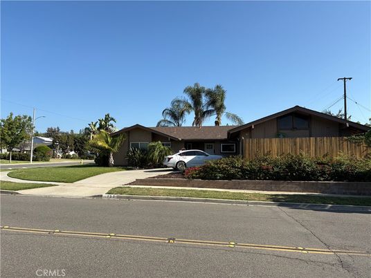 Attached, Exterior, Facade, Ranch