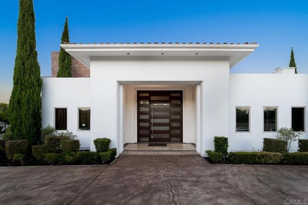 Exterior, Facade, Modern