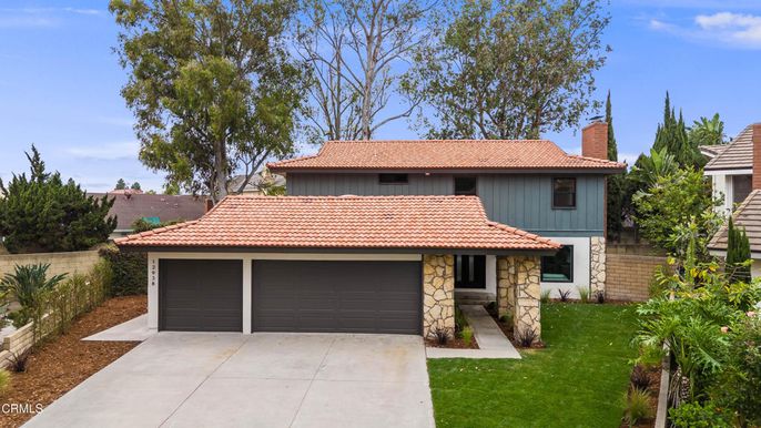 Attached, Exterior, Facade, Mediterranean