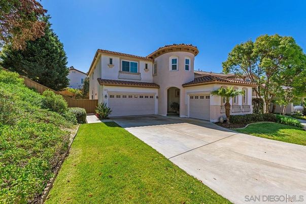 Attached, Exterior, Facade, Mediterranean