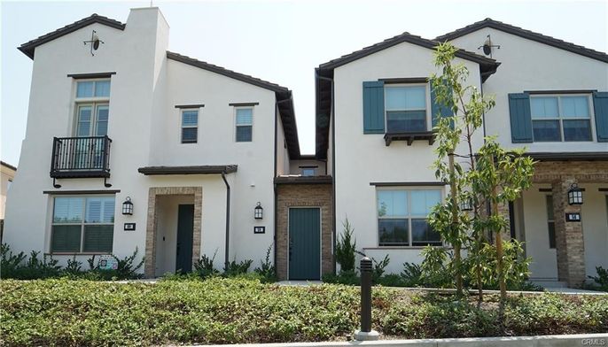 Exterior, Facade, Rowhouse