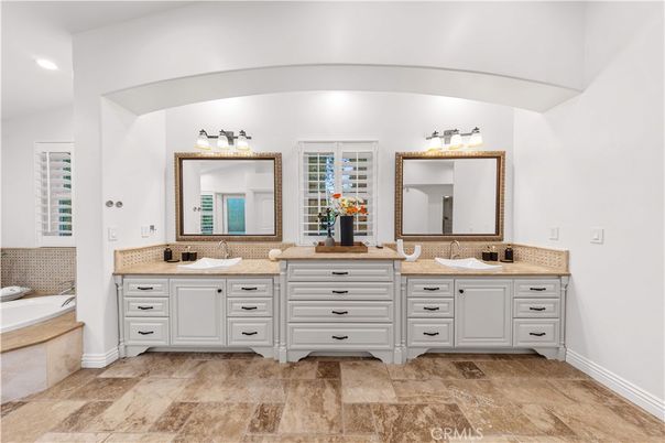 Bathroom, Dual Sink Vanities, Interior, Recessed Lighting