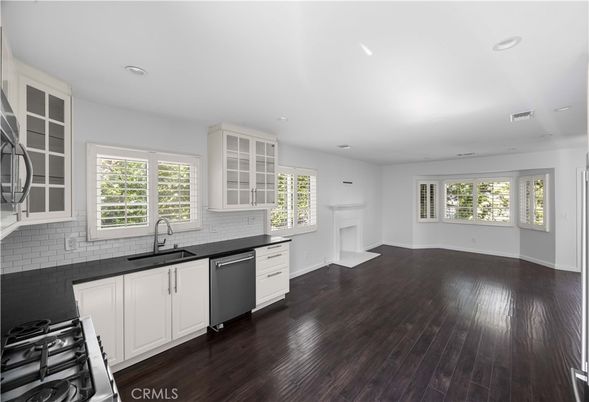 Fireplace, Interior, Kitchen, Recessed Lighting, Wood Texture Flooring