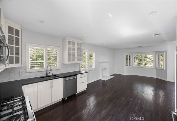 Fireplace, Interior, Kitchen, Recessed Lighting, Wood Texture Flooring