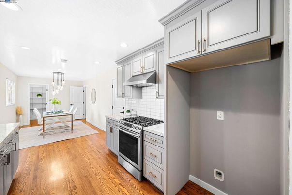 Chandelier, Dining room, Interior, Kitchen, Pendant Lights, Recessed Lighting, Wood Texture Flooring