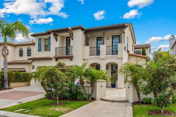 Attached, Exterior, Facade, Mediterranean