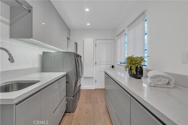 Interior, Recessed Lighting, Washer, Wood Texture Flooring