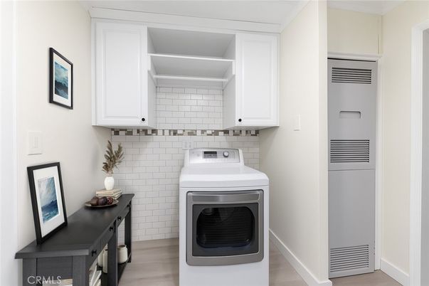 Interior, Washer, Wood Texture Flooring