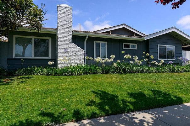 Exterior, Facade, Ranch