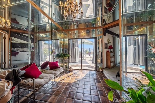 Chandelier, Interior, Living room