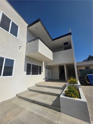 Exterior, Facade, Modern