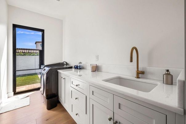 Interior, Washer, Wood Texture Flooring
