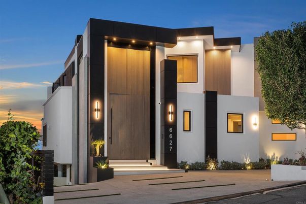 Exterior, Facade, Modern