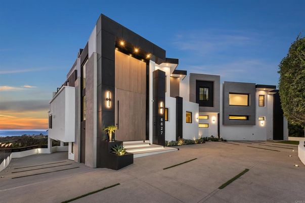 Exterior, Facade, Modern