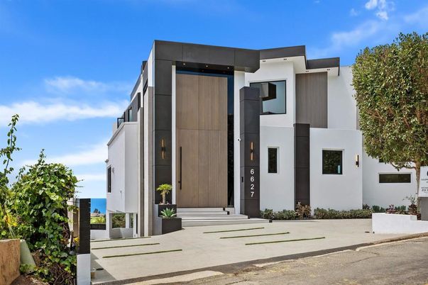 Exterior, Facade, Modern