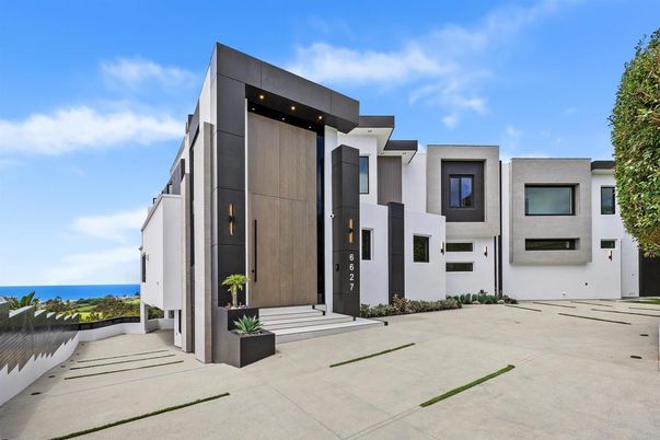 Exterior, Facade, Water, Modern