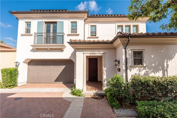 Attached, Exterior, Facade, Mediterranean