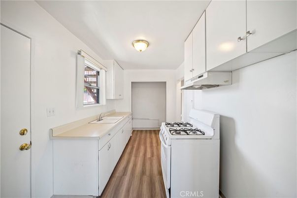 Interior, Kitchen, Washer, Wood Texture Flooring