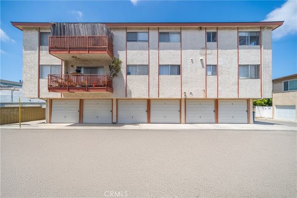 Attached, Exterior, Facade, Modern