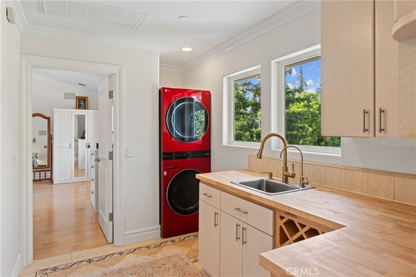 Interior, Recessed Lighting, Washer, Wood Texture Flooring