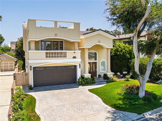 Attached, Exterior, Facade, Mediterranean