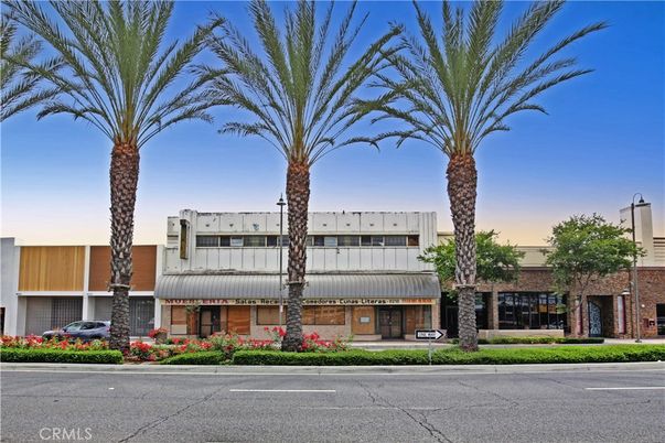 Exterior, Facade, Modern