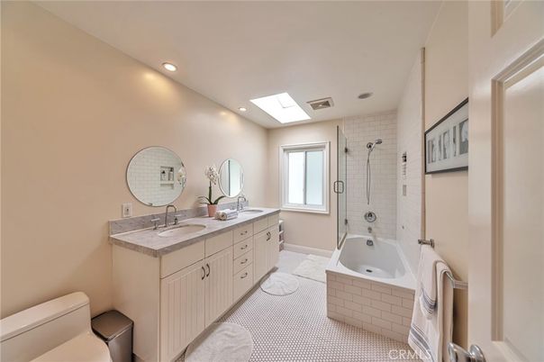 Bathroom, Dual Sink Vanities, Interior, Recessed Lighting