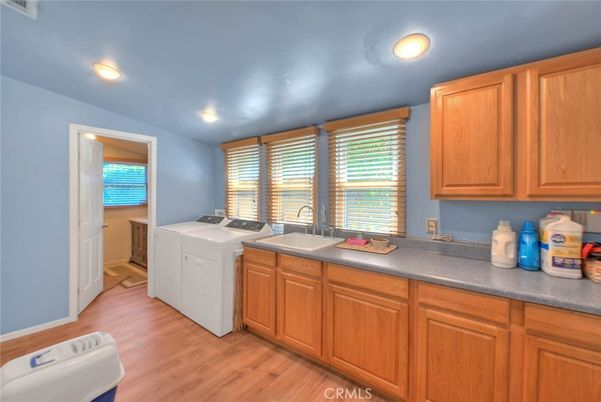Interior, Recessed Lighting, Washer, Wood Texture Flooring