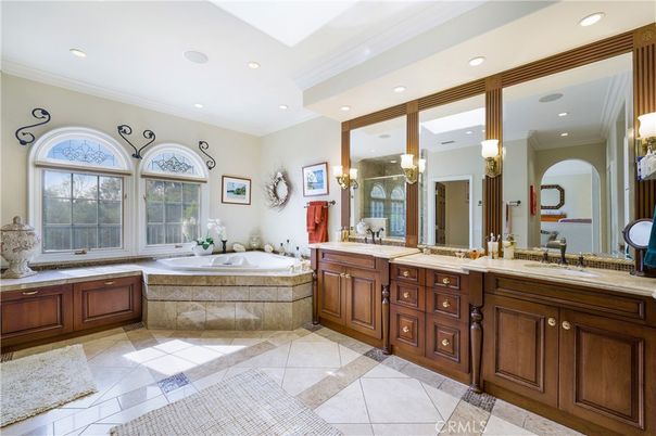 Bathroom, Dual Sink Vanities, Interior, Recessed Lighting