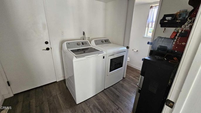 Interior, Washer, Wood Texture Flooring