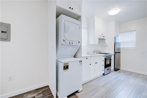 Interior, Kitchen, Utility Closets, Washer, Wood Texture Flooring