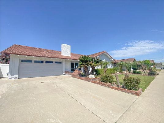 Attached, Exterior, Facade, Mediterranean