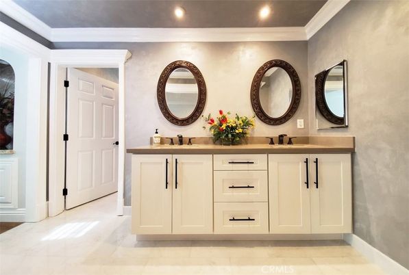 Bathroom, Dual Sink Vanities, Interior, Recessed Lighting
