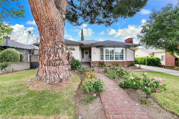 Backyard, Exterior, Facade, Ranch