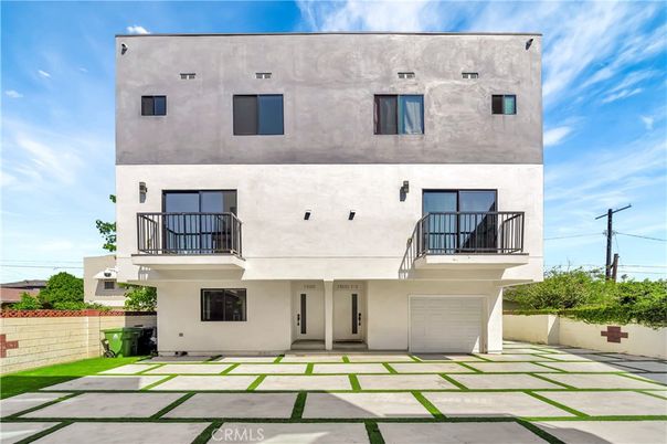 Attached, Exterior, Facade, Modern