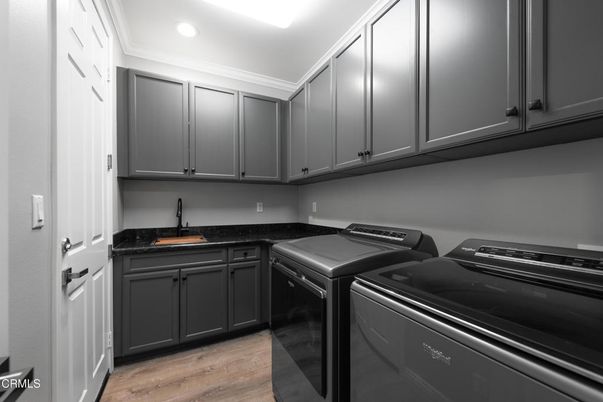 Interior, Recessed Lighting, Washer, Wood Texture Flooring