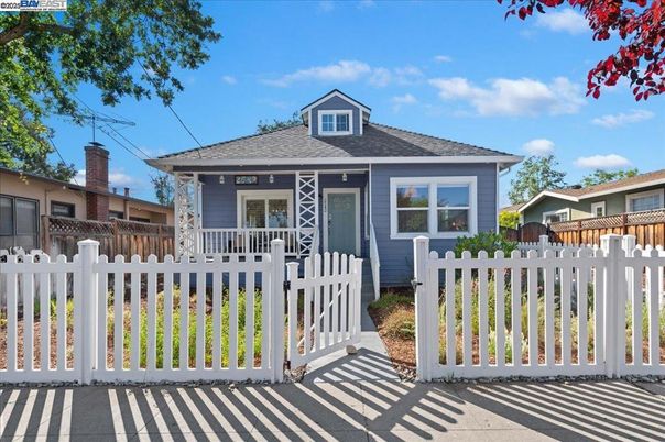 Exterior, Facade, American Craftsman