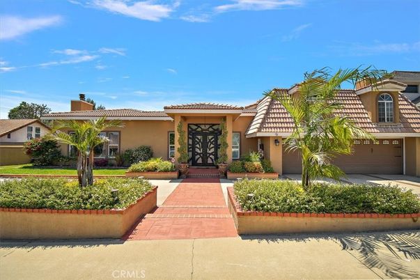 Attached, Exterior, Facade, Mediterranean