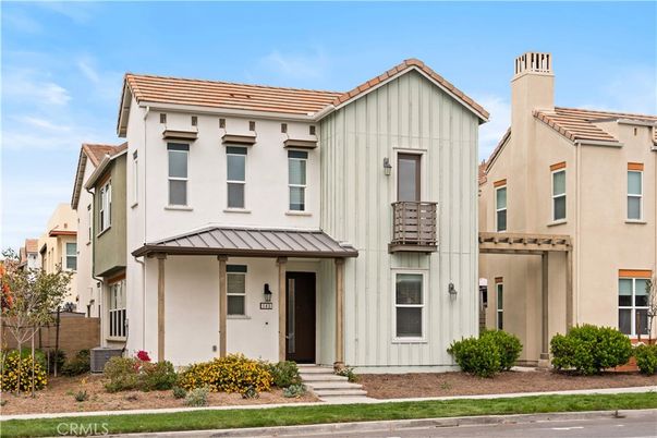 Exterior, Facade, Rowhouse